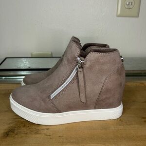 Steve Madden Taupe Girls’ J-Caliber Wedge Sneakers size 2Y